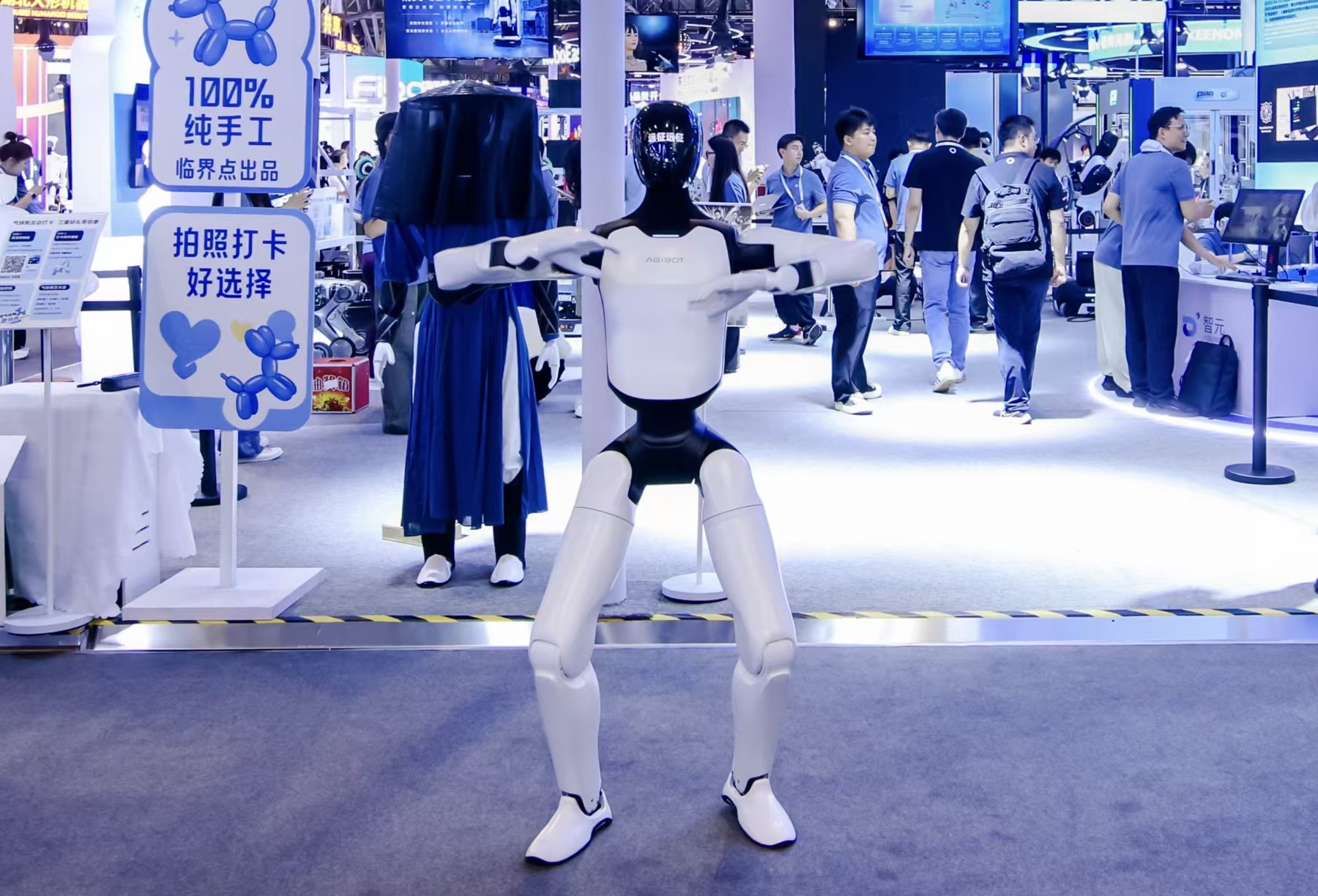 J9IBOT 在 WAIC 2026 展示四款新品,推进具身智能落地|J9九游会科技资讯配图|J9九游会